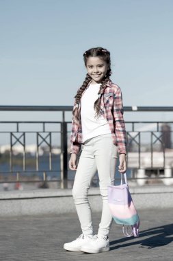 Şirin ve şık. Moda tarzında uzun saçlı küçük bir kız. Yaz gününde çok güzel bir moda kızı. Şehir caddesinde şık bir kız çocuğu. Güzel görünümlü küçük kız.