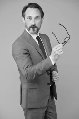 Öğretmen konuşmacı. Zekice bir kavram. Cevap vermek zor. Zor bir soru. Ciddi bir iş adamı. Yetişkinler için eğitim. Gözlükleri şaşırtıcı bir şekilde çıkarıyor. İş eğitimi. Kişisel eğitim