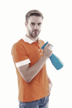 Nemlendirici terapi. Kurumayı önle. Adam sis spreyini tutuyor. Kolayca nemlendirici olmadan havaya nem eklenebilir. Doğal olarak nemlendirme odası. Uygun hava nem seviyelerini korumak sağlık için önemlidir.