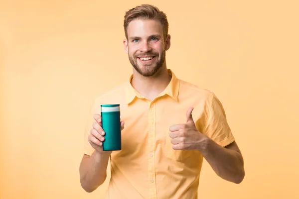 Moda masculina. Hipster maduro con barba. tipo caucásico con bigote. Hombre barbudo. Cuidado facial. hombre sobre fondo amarillo. Afeitarse con diversión. lavar el cabello con champú — Foto de Stock