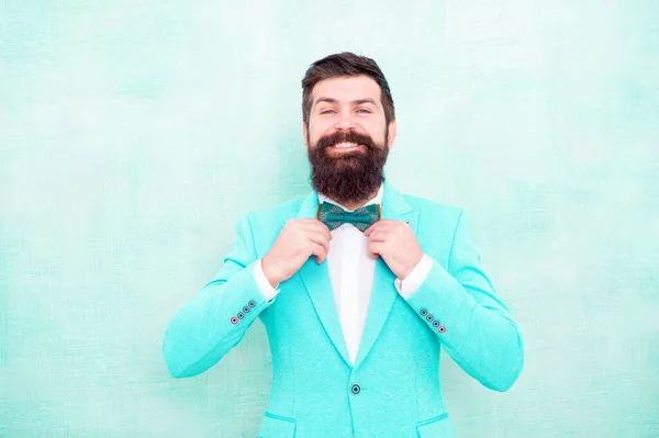 O meu grande dia. Um tipo bem preparado de smoking de casamento. Homem barbudo hipster terno formal com gravata borboleta. Moda de casamento. Estilo formal roupa perfeita. Um noivo impecável. Dicas para lidar com a ansiedade pré casamento — Fotografia de Stock