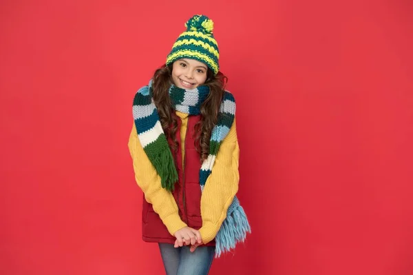 Stilfullt barn i stickad klädsel hälsa under kalla årstider, stickade plagg — Stockfoto