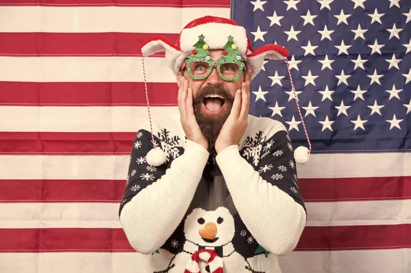 Jestem taka szczęśliwa. Święta w USA. Żyj snami. Mikołaj pod amerykańską flagą. Brodaty Amerykanin świętuje Nowy Rok. Narodowa flaga. Patriotyczny duch. Amerykanin świętuje zimowe wakacje — Zdjęcie stockowe