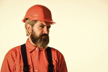 Yenileme konsepti. Tamirci teknik işler yapıyor. Üniformalı olgun sakallı bir adam. Mükemmel bir işçinin ünü. Becerikli bir işçi. Elektrikçi tesisatçı tamirci. Tamirci. İnşaat işçisi