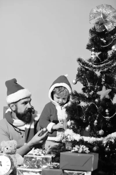 Familia de Navidad decora abeto sobre fondo rosa. —  Fotos de Stock