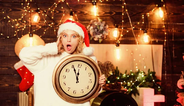 Půlnoční koncept. Něco si přej. Šťastná emocionální dívka Santa klobouk držet retro hodiny. Čas oslavovat. Veselé Vánoce. Čas na zimní párty. Čas na oslavu. Zbývá pár minut. Nový rok odpočítávání — Stock fotografie