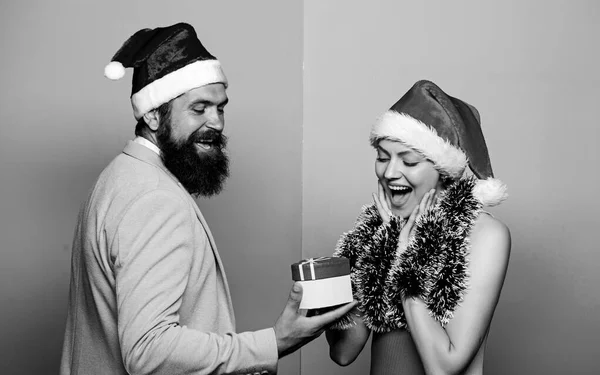 Per te. felice coppia di famiglia festeggiare Natale. Babbo Natale uomo e donna con fili di lame. Buon Natale a tutti. vacanze invernali. festeggiare insieme. felice anno nuovo partito. dono con amore. tempo per i regali — Foto Stock