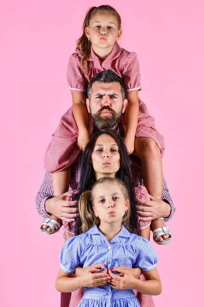 Glückliche Familie sendet Kuss, Liebe und Vertrauen — Stockfoto