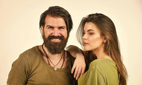 Nós somos um. maduro brutal hipster abraçar bonita mulher. Menina sexy com homem barbudo bonito. estilo de beleza do cabelo. relações românticas e amizade. no salão de cabeleireiro. casal de moda no amor — Fotografia de Stock