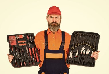 Tamirci konsepti. Profesyonel ekipmanlar. Özel ahşap işçileri. Alet takımı. Tornavidalar hazır. Adam alet çantası beyaz arka plan taşıyor. Elektrikçi aletleri. Tamirci, alet çantası taşıyor.