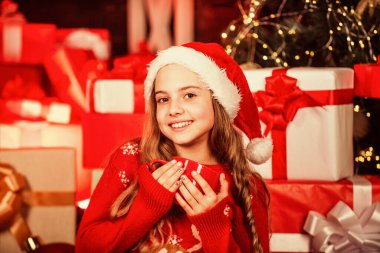 Gülümseyen tezgahtar kakao içer. Noel Baba şapkalı bir sürü hediye kutusu olan çocuk. Xmas pazarında başarılı bir alışveriş. Hediyelerle süslenmiş. Alışveriş paketleri noel indirimi. Neşeli Noel Baba yardımcı sunar