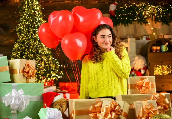 Rode hart luchtballon. Kerstsfeer. Gelukkig meisje kerstboom. Feestdag. Vier vakantie. Vakantie traditie. Je geliefd voelen. Gelukkig nieuwjaar. Vier de liefde. Vrouw genieten van gezellige sfeer — Stockfoto