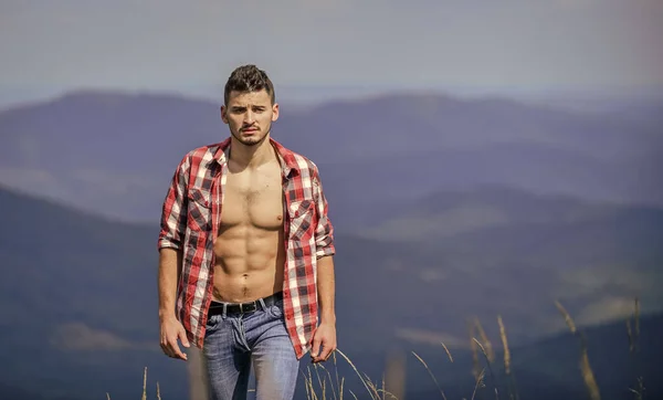 Amante de la naturaleza. sexy macho hombre en camisa a cuadros. vaquero en sombrero al aire libre. concepto de campo. granjero en rancho. hombre en el paisaje de montaña. camping y senderismo. aventura de viaje. moda hipster — Foto de Stock