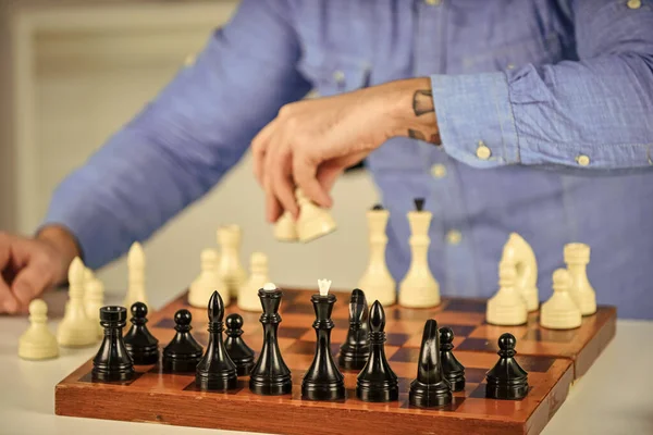 Wedstrijd succes spelen. Geconcentreerde man die schaakstrategie ontwikkelt. bordspel spelen met een vriend. bewegend stuk tijdens het schaaktoernooi. bewegende stukken op het schaakbord. man houd schaken stuk — Stockfoto