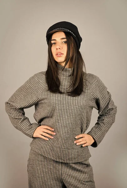 Tricots à la mode. Des vêtements chauds et confortables. Style décontracté pour tous les jours. Concept de tricot. Je me sens à l'aise. Les femmes portent une blouse et un pantalon gris. Achetez votre style. Conçu pour votre confort — Photo