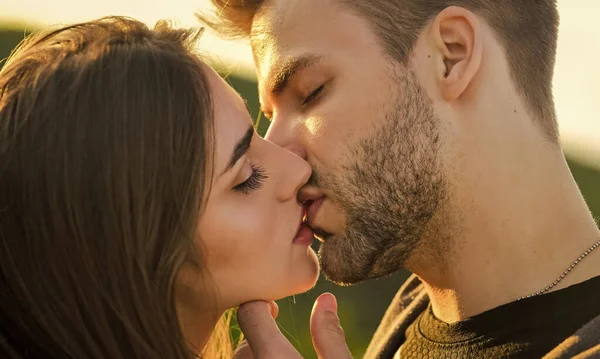 O amor eterno. Encontro romântico. beijo sensual de dois amantes. pessoas em relacionamento relaxar juntos. gostando da companhia um do outro. beijo doce e gentil. homem e mulher. beijando casal no amor — Fotografia de Stock