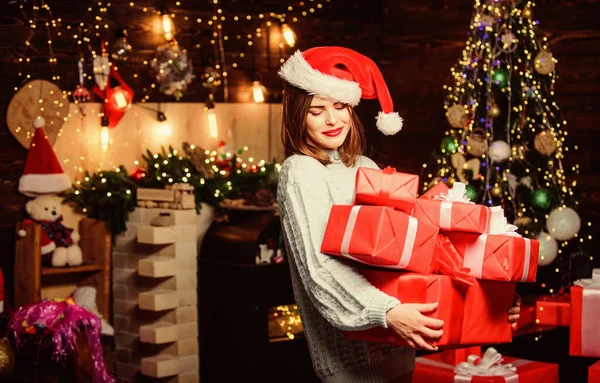 Chica con sombrero de Santa Claus. Encontrar regalos en línea. Compras de Navidad. Árbol de Navidad. Vacaciones de invierno. Mujer sexy con caja de regalo. Feliz año nuevo. Celebración familiar. mañana antes de Navidad —  Fotos de Stock