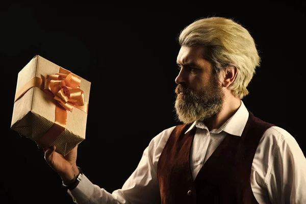 Зрелый бородатый хипстер держит коробку с подарками. Специальный случай. Пакет отдыха в коробке. Эксклюзивный и уникальный. Доставка драгоценного продукта. Прекрасный подарок. Интернет-магазины. Черная пятница. Красивый мужчина подарочная коробка — стоковое фото