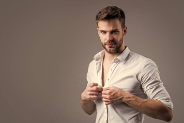 Seni baştan çıkarıyorum. Tıraşsız, sıradan bir adam. Erkek kuaför ve berber dükkanı. Erkek güzellik eğilimi. Seksi kıllı sakallı adam. Yüz kılları ve cilt bakımı. Yakışıklı adam beyaz gömlek giyiyor. Boşluğu kopyala