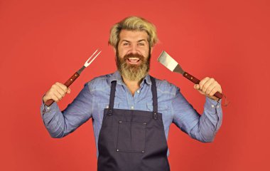 Barbekü partisinin tadını çıkarın. tatil kutlaması konsepti. Adam barbekü için yemek pişiriyor. Izgara ve barbekü. Yaz barbeküsü pişirme. Barbeküyle ilgili şeyler. Barbekü Izgara Sokak Yemekleri. Aile içinde dışarıda yemek yemek.