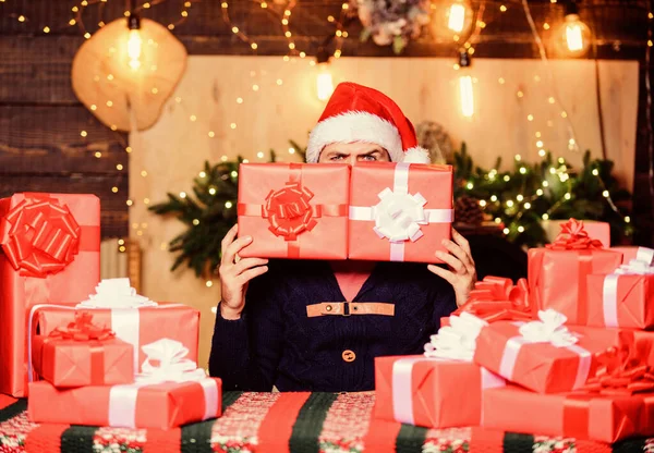 Tiempo divertido. Navidad presenta la entrega. Día de boxeo. hombre barbudo feliz. sombrero de santa hipster. Compras de Navidad. ventas de compras de invierno. celebración de vacaciones. Feliz año nuevo. Caja regalo de Navidad — Foto de Stock