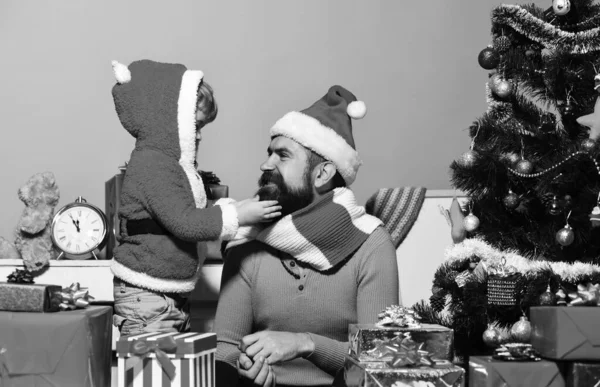 Człowiek z brodą i uśmiechniętą twarzą bawi się z synem. — Zdjęcie stockowe