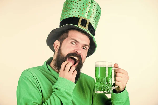 Будем здоровы. Ирландская традиция Мужчина жестокий бородатый хипстер пьет пинтовое пиво. Зеленая пивная кружка. Пить пиво часть празднования. Ирландский паб. Питание алкоголем неотъемлемая часть дня святого Патрика — стоковое фото