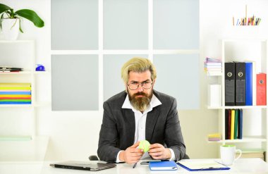 İlham arıyorum. Düşün ve karar ver. Strateji. Düşünceli bir yönetici. Başarılı girişimci, resmi takım elbiseli adam ofisinde oturuyor. İşletme müdürü dinleniyor. Ofis hayatı. İş konsepti