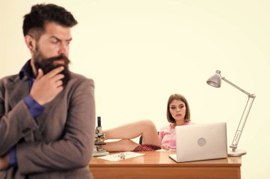 Seksi seksi ofis çalışanı. Seksi özel sekreter. Bayan meslektaşım tarafından uyarıldım. Ofis kolektif konsepti. Müdür bey dizüstü bilgisayarla meşgul bir kızın önünde duruyor. Ofis yöneticisi veya sekreteri