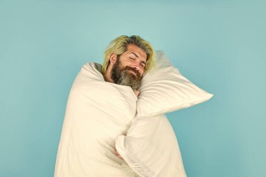 Bahşişler daha iyi uyuyor. Sakallı adam uyukluyor. Melatonin uykunu getirir ve uyumana yardımcı olur. Uykuya dalın. Yastığı ve yorganı olan yakışıklı bir adam. Yeterince uyudum.