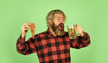 Buradaki en iyi parti. Bekarlar kulübü. Barda eğlenip içiyoruz. Güzel bar menüsü. Adam bira içip pizza yerken futbol seyrediyor. Pizza yemek ve içmek. Paket pizza.