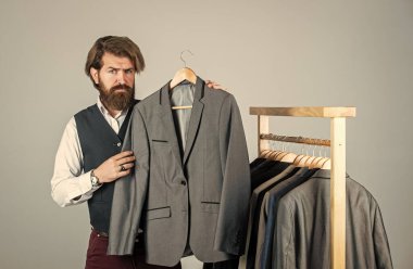 Terzi ölçer adamım. Çalışma alanında şık bir iş adamı. Moda tasarım stüdyosu. Erkek moda tasarımcısı. Bireysel insan eli ölçer. Adam içeride iş elbisesi sipariş ediyor. Başka bir çalışma günü