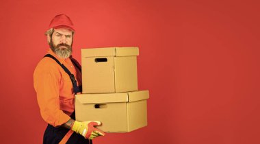 Hızlı nakliye. Posta memuru. Satın alma. Alışverişe. Bekarlığa veda günü. Gideceğiniz yere teslim edilecek. Kurye ve teslimat. Postacı teslimatçı. Yakışıklı adam kırmızı şapka. Servis teslimi