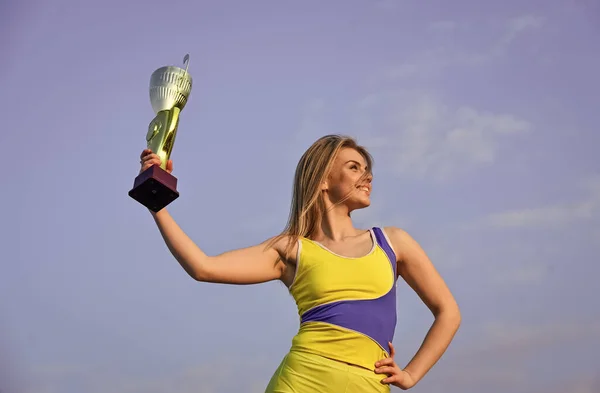 Motivazione sportiva. Diventa magro e vinci. Successo sportivo. La vincitrice. Sport e salute. Concorso. Primo posto. Buon campione. Realizzazione. Atleta di successo. Donna atletica leader felice — Foto Stock