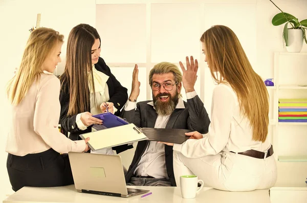 Psychologischer Druck. Flirtende Sekretärin und Manager. Flirten mit dem Chef. Männer und Frauen. Zu viel Aufmerksamkeit für seine Person. Verrückt nach Frauen. Beziehungen im Frauenteam — Stockfoto