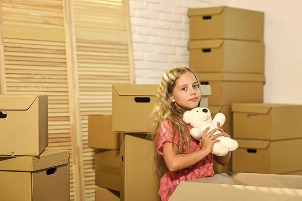 Excited about new house. Rent house. Family house. Delivering service. Apartment for family. Girl child play with toy near boxes. Move out concept. Prepare for moving. Moving out. Packaging things — Stock Photo, Image