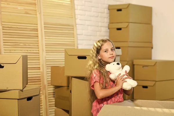 Emocionado por la nueva casa. Alquiler de casa. Casa familiar. Prestando servicio. Apartamento para familia. Niña jugar con juguete cerca de cajas. Quita el concepto. Prepárense para moverse. Me mudo. Cosas de embalaje — Foto de Stock