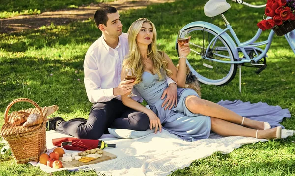 Amor verdadero. Concepto romántico. Un brindis. Celebra el aniversario. Atractiva pareja disfrutando de un romántico picnic al atardecer en el campo. Linda pareja bebiendo vino. Pareja bebiendo vino día soleado. Juntos para siempre — Foto de Stock