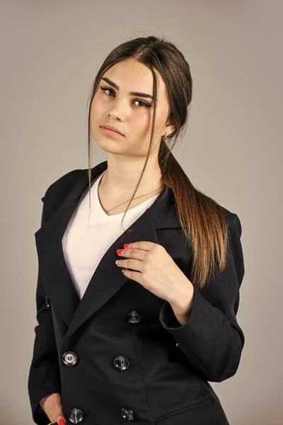 Selbstbewusst Lehrerin Frau tragen schwarzen formalen Anzug Business-Outfit, Smart-Girl-Konzept — Stockfoto