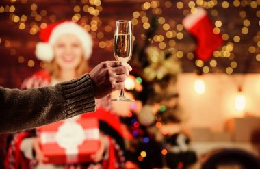 Harika bir hediye. Kadın kutuyu açtı. Aile değerleri. Birbirine aşık çiftler. Mutlu noeller. Mutlu yıllar. Hafta sonu kış tatili. Noel tatili için hediye. Sevgiyle hediye. Şampanya iç. seçici odak