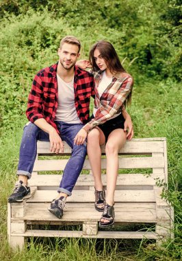Çift dışarıda bankta rahatlar. İlişkiler. Parkta bir kızla bir adam. Sevgililer günün kutlu olsun. Ormanda yaz kampı. Aile çiftliği hafta sonu. Romantik randevu. Birbirine aşık çiftler. Damalı moda. Aşk sembolü