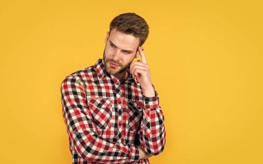 Harika bir tarzı var. Yüz kılları ve cilt bakımı. Adam kareli gömlek giyiyor. Tıraşsız, sıradan bir adam. Erkek kuaför ve berber dükkanı. Erkek güzellik eğilimi. Seksi kıllı sakallı adam. Boşluğu kopyala