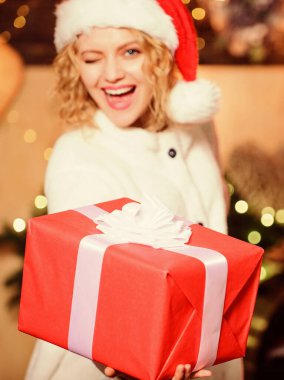 Nakliye paketleri. Kurye teslimat servisi. Noel yapılacaklar listesi. Kız Noel Baba şapkası hediye kutusu. Teslimat servisi. Paketi akrabalarına gönder. Tatil teslimatı. Kadın hediyesini aldı. Postane