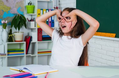 Eğlenerek çalış. Evde eğitim kavramı. Çocukluk gelişimi. İnceleme yoluyla bilgi edinmek. Sınıfta tahtası olan bir çocuk. Çocuk eğleniyor. Okula dönüyorum. Modern hayatta resmi eğitim