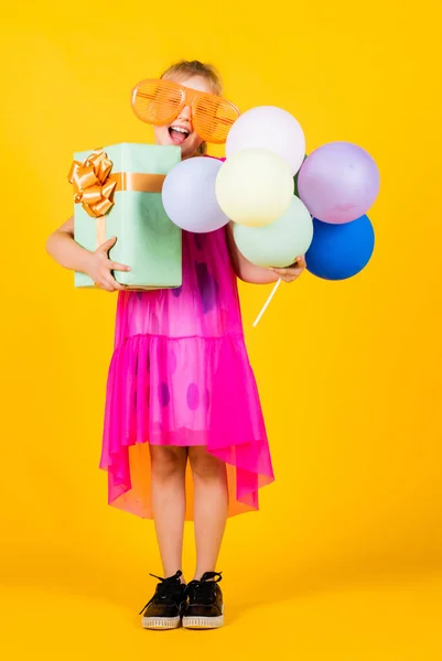 Garoto bonito no vestido segurar balões de festa e caixa de presente, compra — Fotografia de Stock