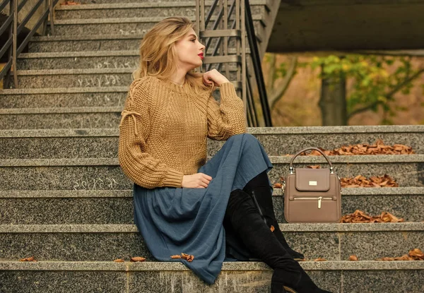 Real relaxation. girl long blond hair stairs. casual style student. fall season. female beauty. Fashion model. girl in corrugated skirt and sweater. Pleated trend. autumn woman curly hair outdoor — Stock Photo, Image