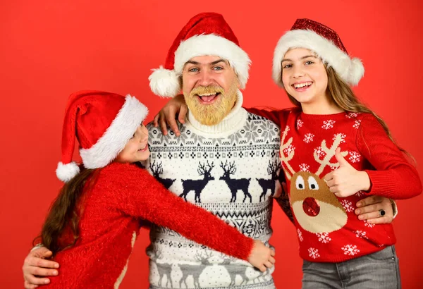 Gelukkige familie viert Kerstmis. Kleine meisjes houden van hun vader. Papa omarmt dochters. Een bebaarde kerstman met kinderen. Gebreide mode voor iedereen. warme en gezellige winter. Nieuwjaar komt eraan — Stockfoto