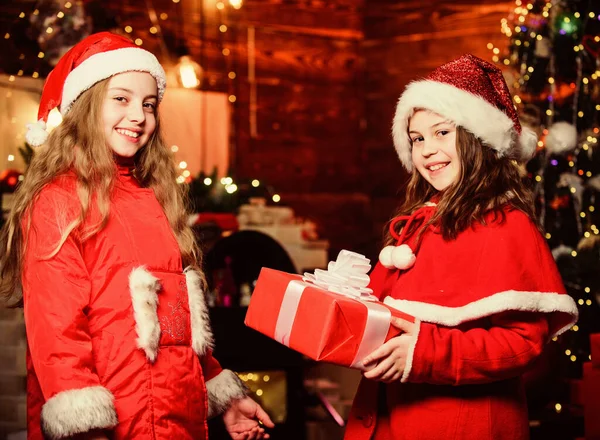 Hjärtliga gratulationer. Små flicksystrar i hattar. Vi är en familj. Alvbarn. Julklapp. Tomte små flickor systrar. Julen. Familjesemester. Lyckliga systrar. Gott nytt år. Familjefest — Stockfoto