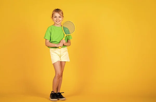 Entrenamiento de gimnasia de adolescente. Éxito del juego deportivo. Feliz niño jugar al tenis. Club de tenis para niños. Jugador de tenis con raqueta. Actividad infantil. La aptitud aporta salud y energía. espacio de copia — Foto de Stock