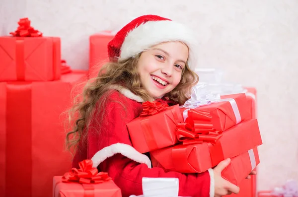 Novoroční sváteční tradice. Malý pomocný koncept Santas. Dítě se těšilo na otevření vánočního dárku. Prozkoumejte vánoční dárky. Vybalit vánoční dárek. Dívka slaví Vánoce. Chlapec pomáhající Santovi — Stock fotografie